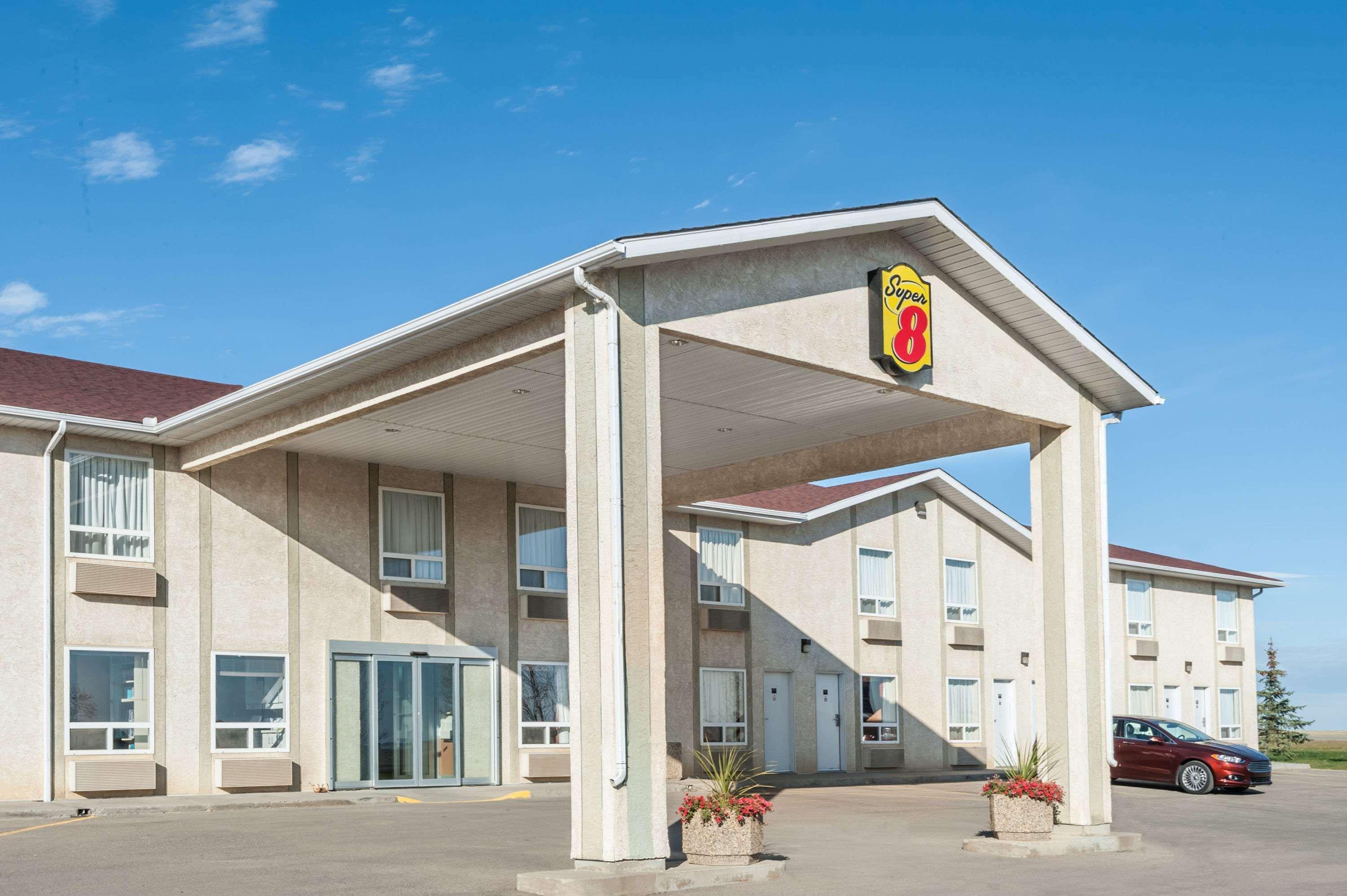 Super 8 By Wyndham Three Hills Ab Exterior foto